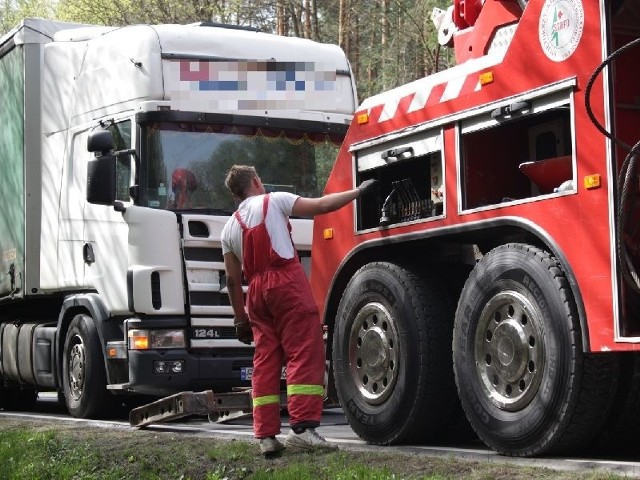 Ciężarowa Scania została odholowana przez pomoc drogową.