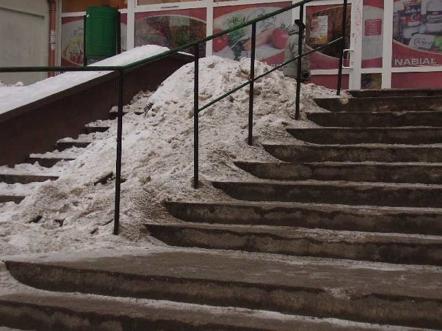 Wprawdzie schody są pięknie oczyszczone, ale śnieg ulokowano w niezbyt fortunnym miejscu.