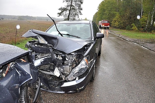 Wypadek w Zalesiu. Cztery osoby zostały ranne.