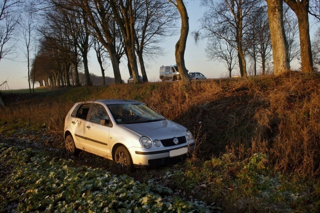 W piątek (17 stycznia) doszło do kolizji na drodze z Jezierzyc do Rogawicy. Kierująca osobowym VW straciła panowanie nad autem i wjechała do rowu. Kobieta nie odniosła poważnych obrażeń.  Jesteś świadkiem wypadku? Daj nam znać! Poinformujemy innych o utrudnieniach. Czekamy na informacje, zdjęcia i wideo!■ Przyślij je na adres alarm@gp24.pl■ Wyślij za pomocą naszego Facebooka:GP24Masz informacje? Redakcja Głosu Pomorza i GP24.PL czeka na kontaktZobacz także: Wypadek koło Jezierzyc. Mężczyzna trafił do szpitala 