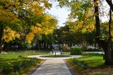 Jesień zawitała do Parku Zdrojowego w Busku. Zaczyna się robić pięknie ZDJĘCIA