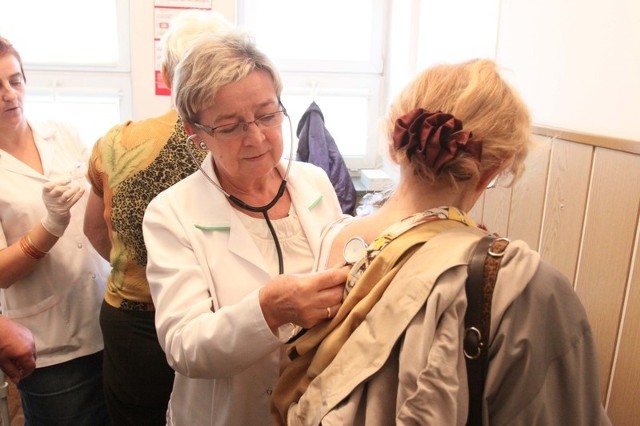 Przed podaniem szczepionki Bogumiła Ludwicka jest badana przez lekarza. Na zdjęciu Stanisława Szcześniak &#8211; Mazur, konsultant szczepień w szpitalu przy Tochtermana.