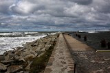 Taki jest sztorm na Bałtyku! Potęga natury uderza w wejście do portu Darłowo. Zobacz ZDJĘCIA. Zrobią na tobie wrażenie