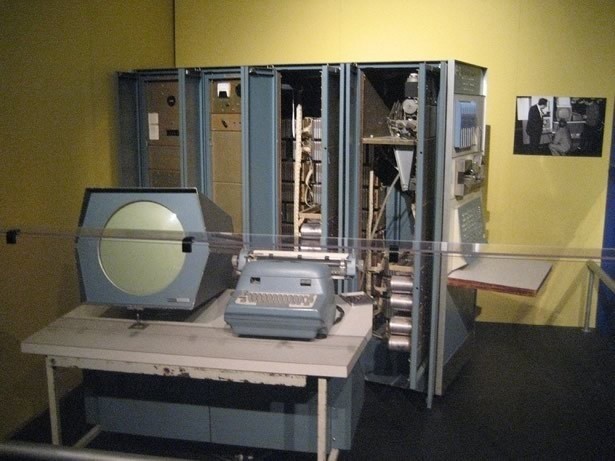 Prototypem gry komputerowej był wynaleziony przez Goldsmitha Jr. i Raya program Cathode-Ray Tube Amusement Device