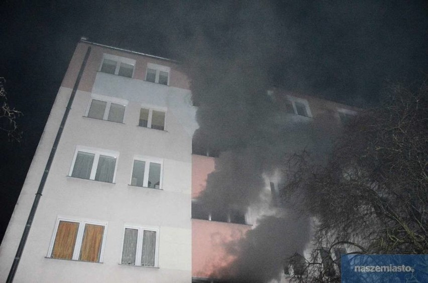 Dwa pożary jednej nocy. Mieszkańcy bloku przy ul. Chopina we Włocławku przeżywają horror [zdjęcia]