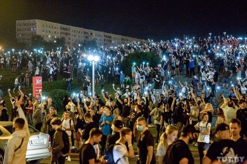 Trzecia noc protestów i zamieszek w Mińsku