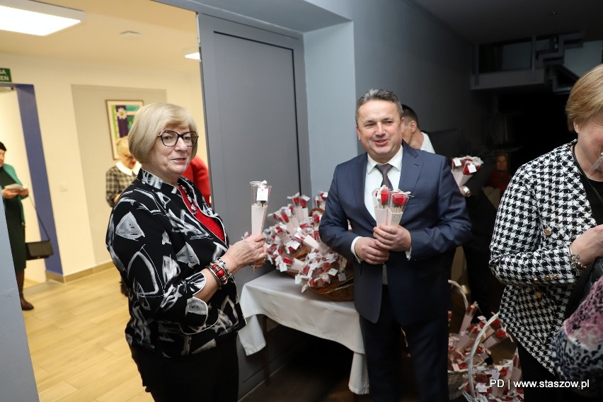 Mydlane róże wręczał burmistrz Staszowa Leszek Kopeć