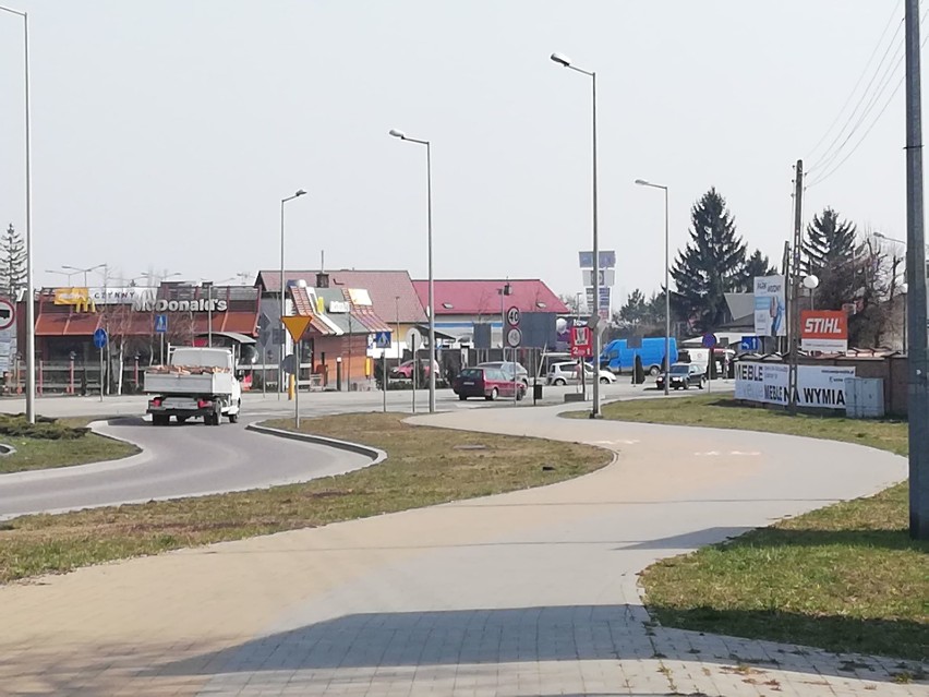 Nagi mężczyzna biegał po rondzie w Chełmie. Interweniowała policja. Zobacz zdjęcia