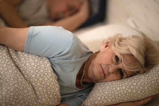 Problemy ze snem takie jak bezsenność, bezdech senny czy wybudzanie w środku nocy mogą prowadzić do problemów z pamięcią i koncentracją. Zła jakość snu grozi również rozwojem demencji w postaci np. alzheimera.