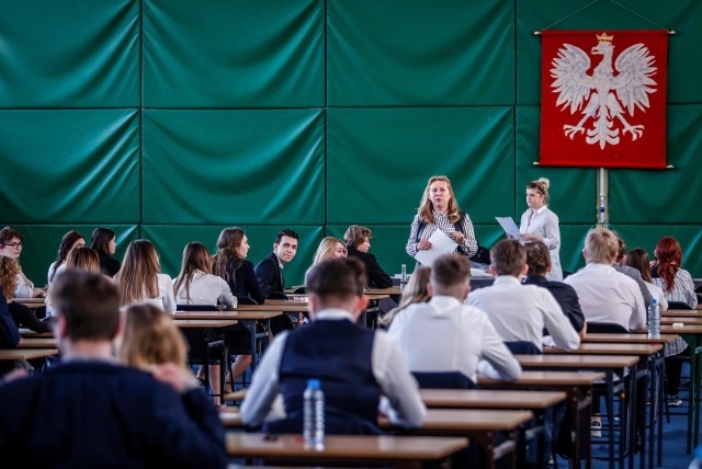 Maturzyści, którzy w majowej maturze nie zaliczyli jednego ze zdawanych przedmiotów mieli okazje dziś napisać egzamin poprawkowy. Zobaczcie jakie były zadania na matematyce.