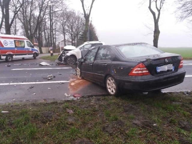 Zderzenie trzech samochodów w Bobrowicach. Jedna osoba w szpitalu