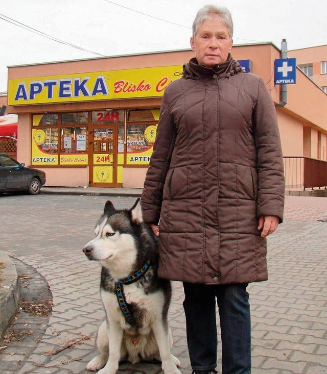 Jadwiga Mąsior przed jedyną apteką w powiecie oświęcimskim, która czynna jest przez całą dobę