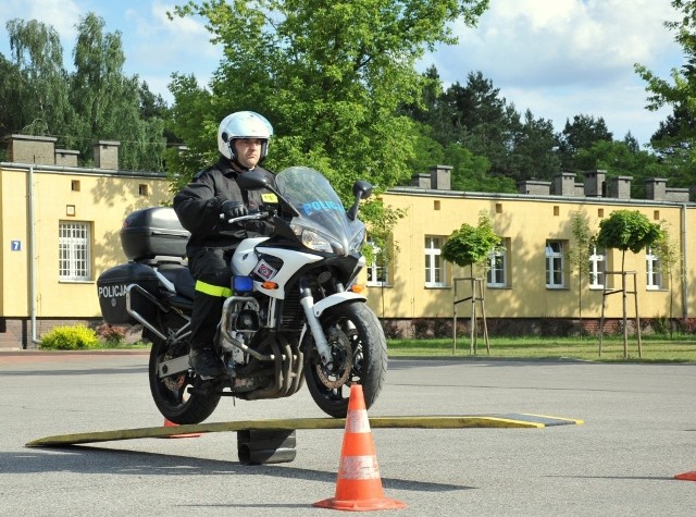 Policjanci musieli wykazać się doskonałą jazdą sprawnościową motocyklem