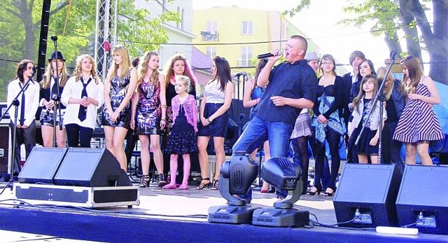 Furorę na tegorocznym festiwalu "Podlaska Nuta 2010&#8221; zrobił Artur Leszczyński z Ciechanowca (na zdjęciu podczas gali)