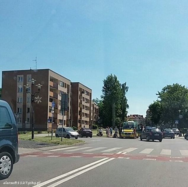 Zderzenie skutera z busem w Tychach przy ul. Bocheńskiego...