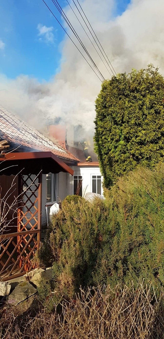 Pożar domu jednorodzinnego w gminie Nowa Słupia. Strażacy przez 3 godziny walczyli z ogniem (ZDJĘCIA)