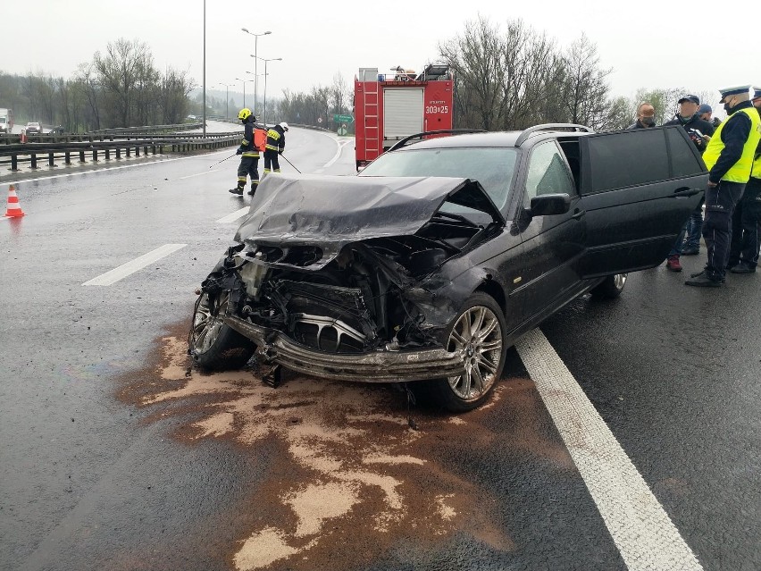 Samochód BMW uderzył w bariery na autostradzie w Balicach