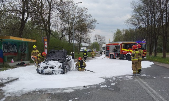 W akcji gaszenia auta w Stanowicach użyto piany, by powstrzymać rozprzestrzenianie się ognia z płonącego paliwa. Zobacz kolejne zdjęcia. Przesuwaj zdjęcia w prawo - naciśnij strzałkę lub przycisk NASTĘPNE