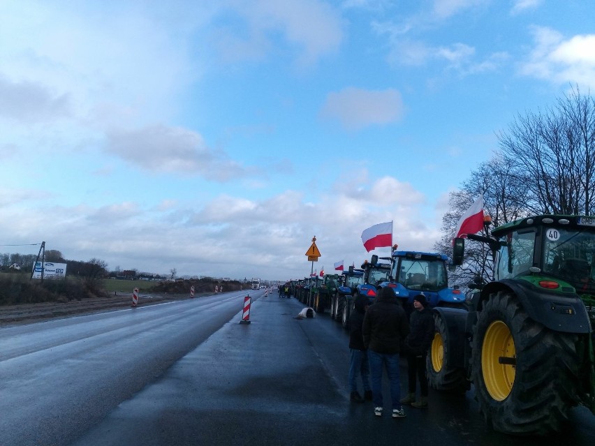 Rolnicy z powiatu malborskiego dołączyli do ogólnopolskiego protestu. 30 traktorów stało na krajowej "22" w Kończewicach