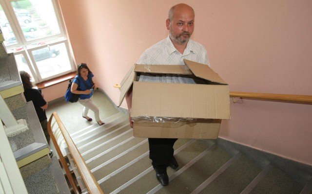 Referendum - odsłona łódzka. Kartony z podpisami łodzian opowiadających się za referendum przeciwko Hannie Zdanowskiej za chwilę trafią do Komisarza Wyborczego. Okazało się, że nie było ich dość, referendum w Łodzi się nie odbyło.