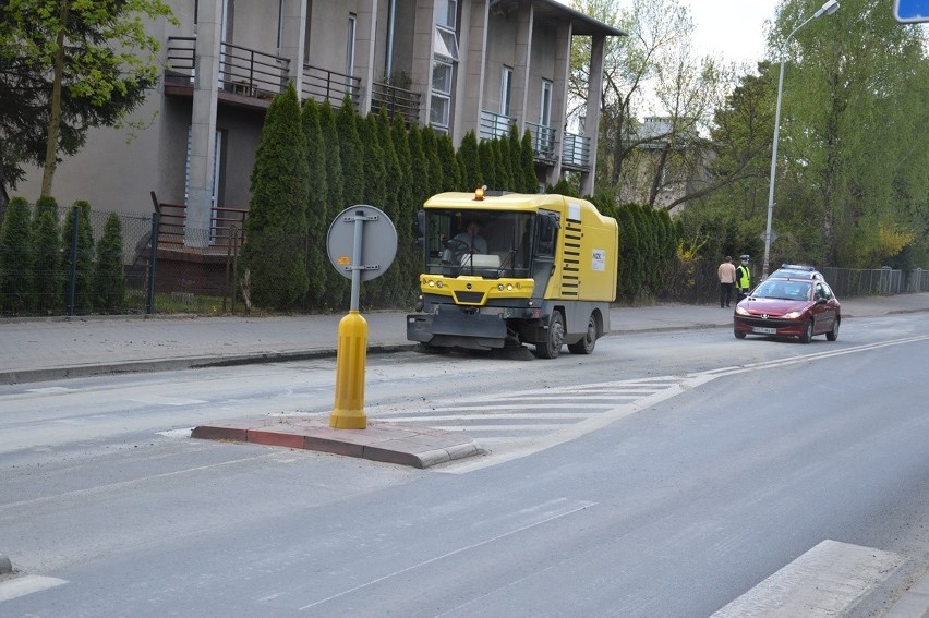 Stalowa Wola. Płynny beton wyciekł na jedną z ulic w mieście. Były utrudnienia