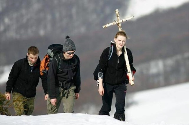 Rok temu w drodze krzyżowej na Tarnicę uczestniczyło kilkuset pielgrzymów.
