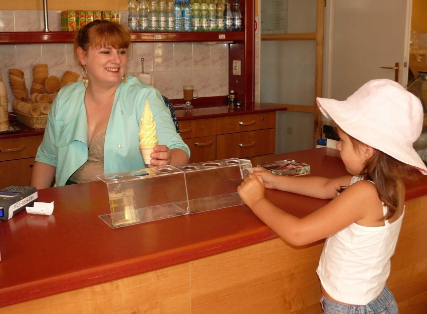 Dziś lody „u Suchojaada” sprzedaje pani Elżbieta.