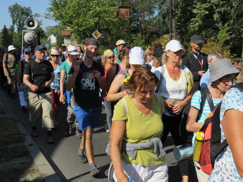 Gliwicka Piesza Pielgrzymka na Jasną Górę 2015: Pielgrzymi wyruszyli z Tworoga [ZDJĘCIA, WIDEO]