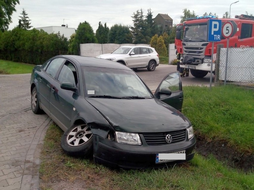 Wypadek na drodze krajowej nr 62 w Radziejowie. Zderzenie dwóch aut podczas wyprzedzania ciężarówki [zdjęcia]