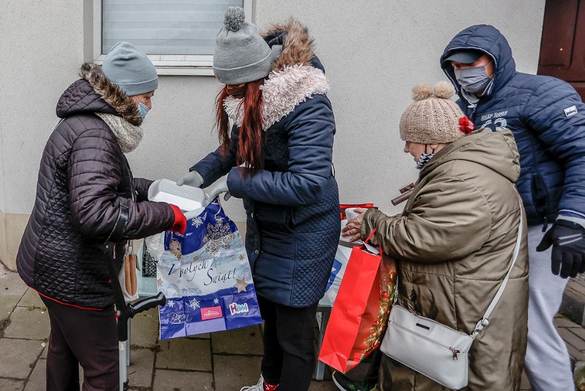 Mieszkanka Nowego Portu rozdawała obiady potrzebującym. Wraz ze znajomymi ugotowała kilkaset porcji bigosu i żurku