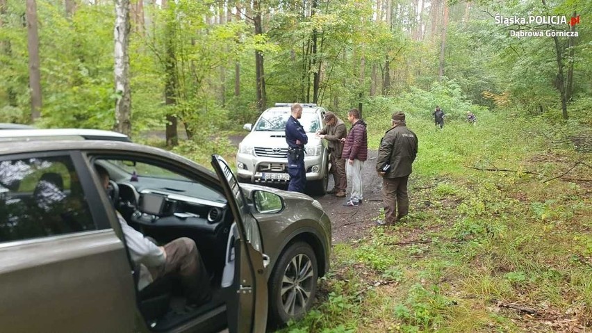 Policjanci i strażnicy leśni wspólnie kontrolują lasy w...