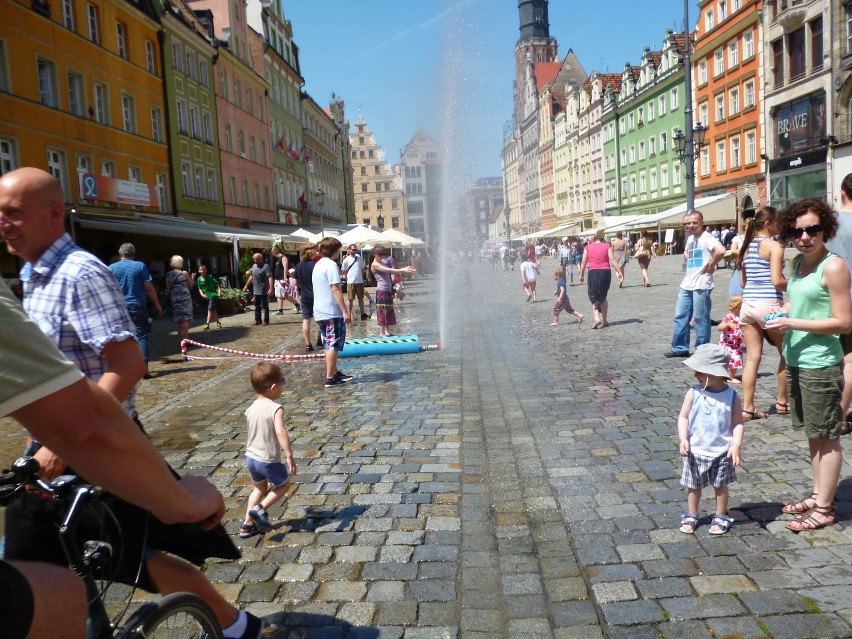 Upał doskwierał wrocławianom. Ratowały ich... fontanny (ZDJĘCIA)