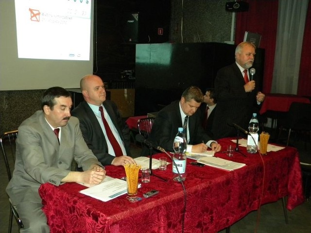 Pierwsza i ostatnia przed pierwszą turą publiczna debata kandydatów na prezydenta Tarnobrzega odbyła się w Klubie Tapima. Od lewej Janusz Kropornicki (PO), Tadeusz Gospodarczyk (PSL), Norbert Mastalerz (popierany przez lewicę) i Jan Dziubiński (Tarnobrzeskie Porozumienie Prawicy).