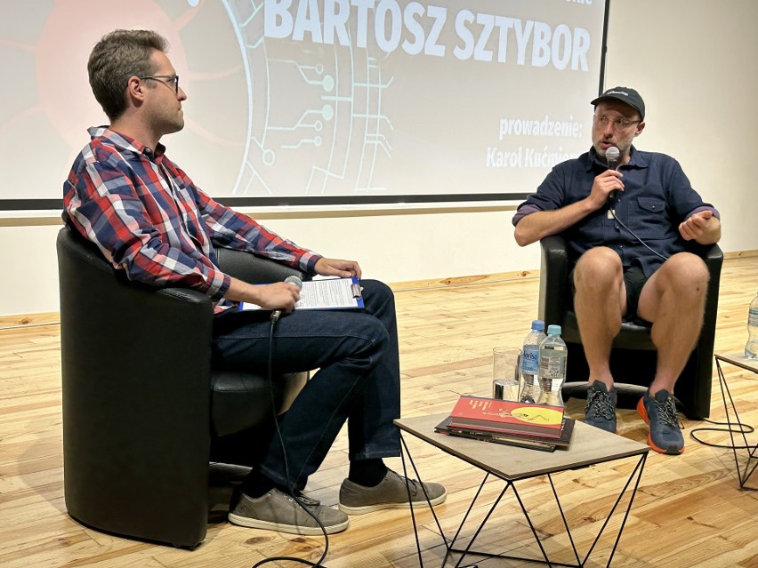 Spotkanie autorskie z Bartoszem Sztyborem na festiwalu Fantastyka 2023 w Sosnowcu. Scenarzysta serialu „Cyberpunk: Edgerunners” w Mediatece