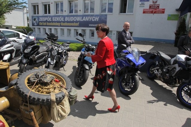Minister edukacji odwiedziła Poznań. Mówiła o szkolnictwie zawodowym i... wsiadła na motor [ZDJĘCIA]
