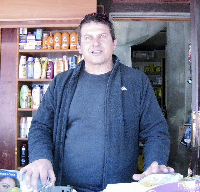 – Jeśli wyburzą nasze kioski, pójdziemy z torbami – mówi Sylwester Małysko, handlowiec. – Nie mamy pieniędzy, by wykupić stoiska w hali.
