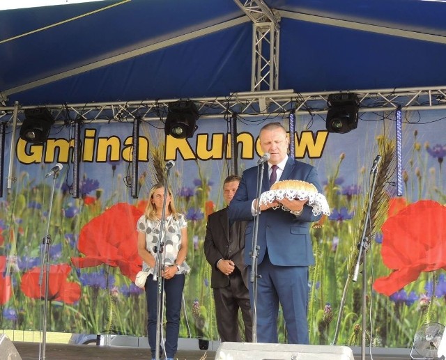 Burmistrz Kunowa Lech Łodej otrzymał bochen chleba od starostów dożynek, Małgorzaty Jakubowskiej i Jacka Stojka.