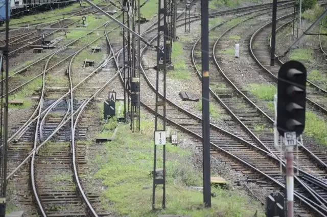 Za uszkodzenie, zniszczenie, zabór lub uczynienie niezdatnym do użytku części sieci infrastruktury oraz linii kolejowej, powodując przez to zakłócenie działania całości lub części sieci grozi nawet 8 lat więzienia.