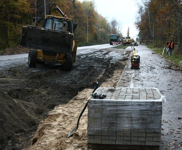 Nasi Czytelnicy dziwią się, że ścieżka rowerowa znów jest rozkopana. &#8211; Niedawno drogowcy skończyli pracę &#8211; mówi Anna Danilczuk. &#8211; Po co tu wrócili?