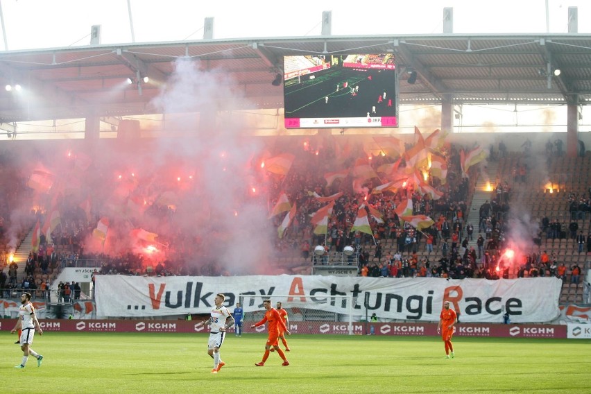 Ranni kibice na meczu Zagłębie - Jagiellonia. Odpalali race i petardy hukowe, które wybuchły na trybunach