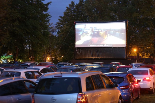 W Sosnowcu ruszyło kino samochodowe. Pierwszy seans za nami. Oglądaliśmy La La Land.Zobacz kolejne zdjęcia. Przesuwaj zdjęcia w prawo - naciśnij strzałkę lub przycisk NASTĘPNE