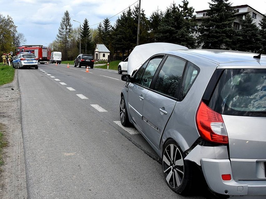 Powiat kraśnicki. Wypadek na dk 19. W Wilkołazie zderzyły się trzy samochody. Cztery osoby trafiły do szpitala