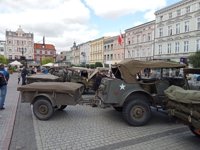 W niedzielę, 17 lipca od godz. 10 na krotoszyńskim Rynku można podziwiać zabytkowe pojazdy wojskowe służące polskim żołnierzom. Mieszkańcy mogli oglądać Willysy MB, Fordy GPW, czy Dodge WC. Zobacz zdjęcia -->
