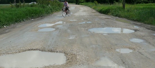 Drogę kamienną w Woli Wiśniowej, nazywaną „małą obwodnicą”, da się ominąć jedynie rowerem, bo tyle jest dziur. Gmina wyremontuje ją w tym roku, dzięki dofinansowaniu z Unii Europejskiej.