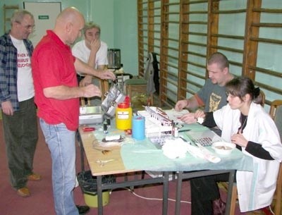 W organizowaniu akcji pobierania krwi zaangażowanych jest wiele osób. Alicja Starczewska - Pluta i Krzysztof Piwowarczyk (za stołem siedzą), badają grupę krwi każdego dawcy.
