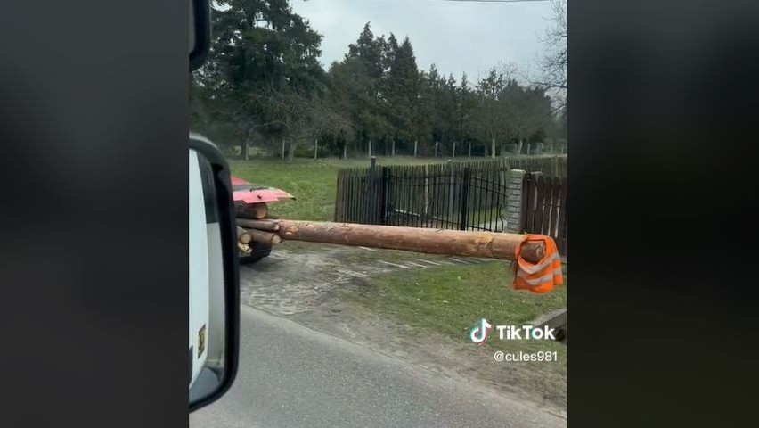 Nietypowy transport drewna w Mikołowie.
