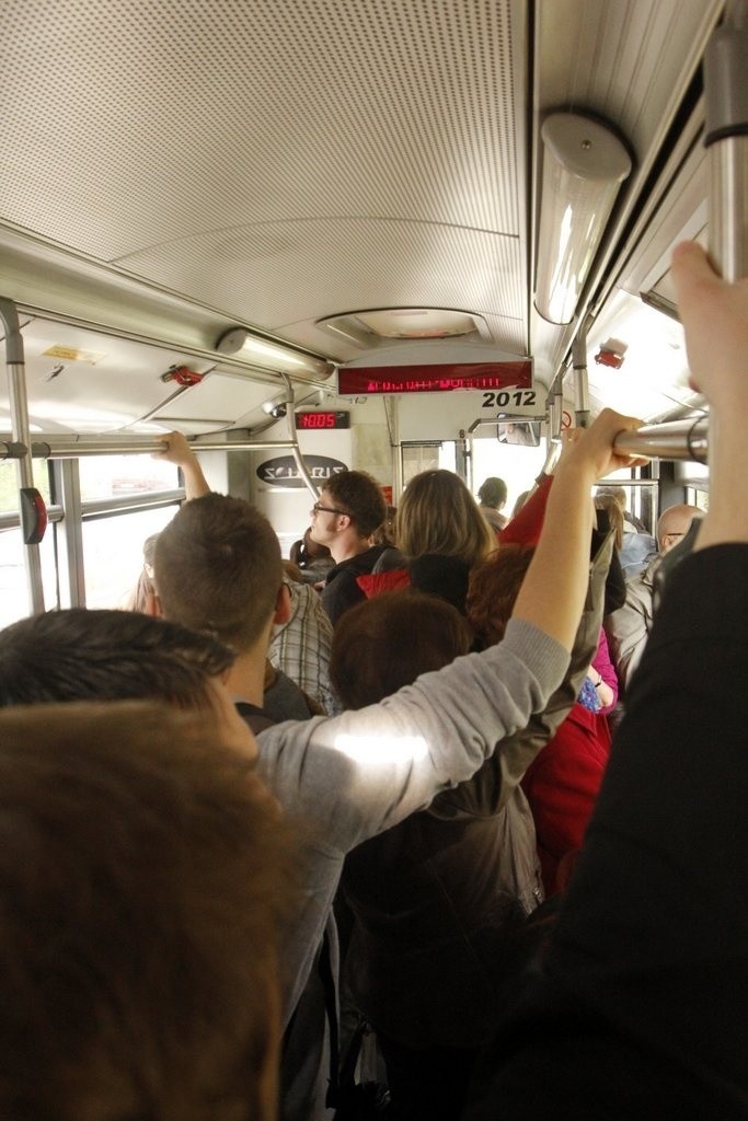 Autobus 701: pasażerowie jak sardynki. A rozkład nie istnieje
