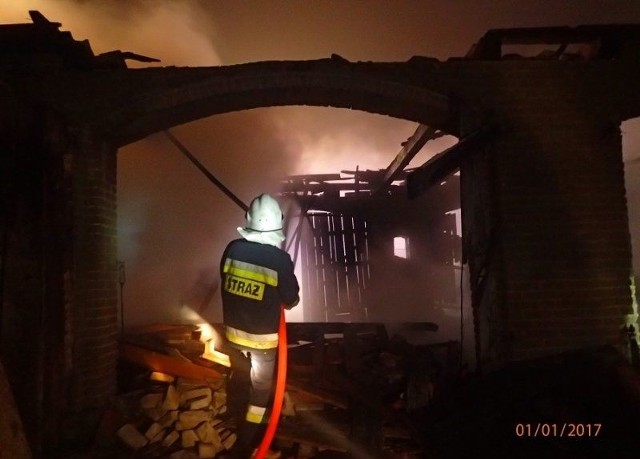 31 grudnia 2016 r. o godzinie 21.28 dyżurny stanowiska kierowania komendanta powiatowego Państwowej Straży Pożarnej w Grajewie otrzymał zgłoszenie o pożarze stodoły w miejscowości Dołęgi gm. Szczuczyn.