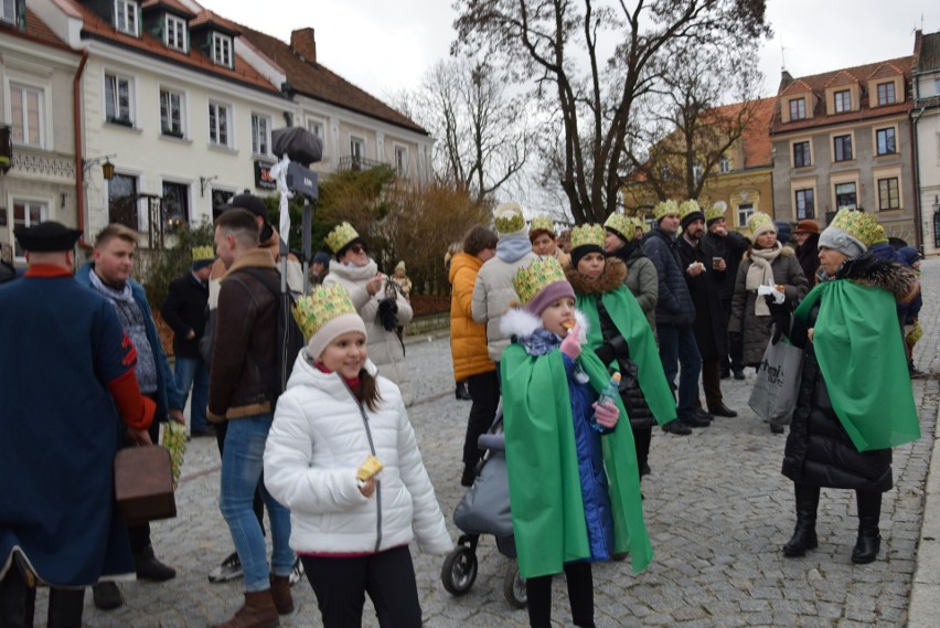 Barwny Orszak Trzech Króli 2022 przeszedł ulicami Sandomierza do Rynku pod wspólnym hasłem: „Dzień dziś wesoły!”. Zobaczcie zdjęcia i film