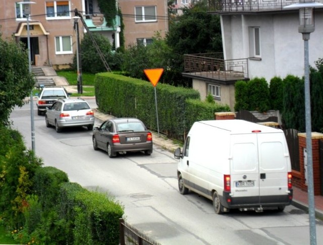 Osiedlową ulicą Dąbrówki codziennie ciągnie sznur samochodów, mieszkańcy spokojnej do tej pory dzielnicy chcą zmiany organizacji ruchu, a urzędnicy nie odpowiadają na nich pismo.